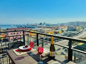 een tafel met twee glazen wijn op een balkon bij Napoli Centro in Napels