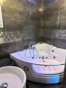 Kylpyhuone majoituspaikassa Cassis appartement vue mer balneo