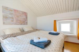 コルチュラにあるApartment Jessicaのタオルが敷かれたベッドのある寝室