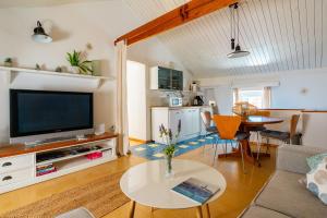 コルチュラにあるApartment Jessicaのテレビとテーブルのあるリビングルーム