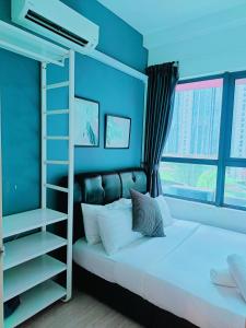 ein blaues Schlafzimmer mit einem Etagenbett und einer Leiter in der Unterkunft Arte Plus by Stay Relax in Kuala Lumpur