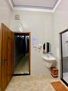 a bathroom with a sink and a toilet and a mirror at Nhà Nghỉ Thiên Tân 2 in Quang Ngai