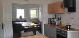 une petite cuisine avec une table et un four micro-ondes dans l'établissement Monteur-Zimmer Häger, à Spenge