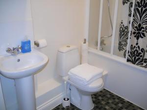 a bathroom with a white toilet and a sink at Citystay Hotel in London +27 photos