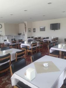 A restaurant or other place to eat at OTEL AMİLLER