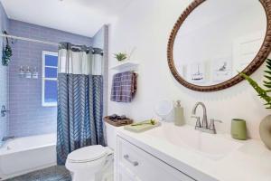 ein Badezimmer mit Waschbecken, Toilette und Spiegel in der Unterkunft #BohoSleek King Bed Spa Shower-Near TopGolf Downtown Uptown BJCC Hoover Complex in Birmingham + 30 Fotos