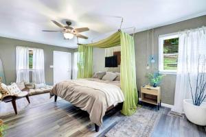 ein Schlafzimmer mit einem Bett und einem Deckenventilator in der Unterkunft #BohoSleek King Bed Spa Shower-Near TopGolf Downtown Uptown BJCC Hoover Complex in Birmingham