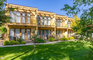 an exterior view of a building with a yard at Domki Apartamentowe Bravo in Bobolin
