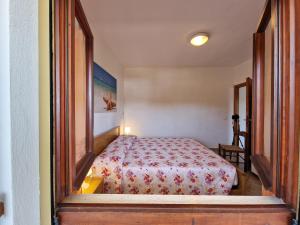 una piccola camera con un letto in una stanza di Appartamenti Fetovaia Lavanda a Fetovaia