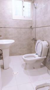 uma casa de banho com um WC e um lavatório em جولدن أبها المضياف em Abha