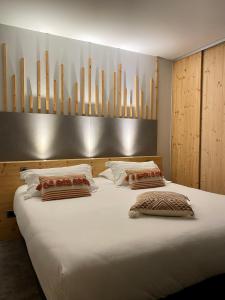 Postel nebo postele na pokoji v ubytování Le Castelet + 50 fotografií