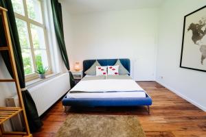 a bedroom with a bed with a blue headboard at Villa Levin: 120m², bis 8 Pers, free Wifi & parken in Steudnitz +41 photos