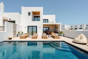una villa con piscina y una casa en C and G VILLAS, en Agia Anna de Naxos