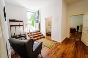 ein leeres Wohnzimmer mit zwei Stühlen und einer Treppe in der Unterkunft Villa Levin: 120m², bis 8 Pers, free Wifi & parken 