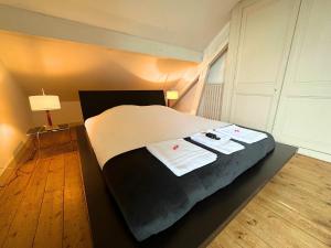 a bedroom with a bed with two towels on it at Villa RENNAISSANCE - Proche Mer - Parking - Ménage & Linge inclus in La Rochelle
