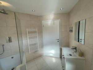 Et badeværelse på Sunderland Short Stays 2 bedroom apartment Free Parking Fulwell SR6 + 43 billeder