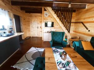ein Wohnzimmer mit einem Tisch und Stühlen in einer Hütte in der Unterkunft Domek Tomaszne in Uścimów