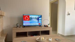 TV a/nebo společenská místnost v ubytování 75sqm Perdika Aegina luxury family apartment με θέα βουνό και θάλασσα 75τμ