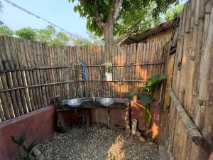 une clôture avec deux éviers devant une clôture dans l'établissement Bamby Chilling House - Feel The Nature, à Sauraha