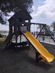 un parco giochi con scivolo giallo di Playa Las Fuentes ad Alcossebre