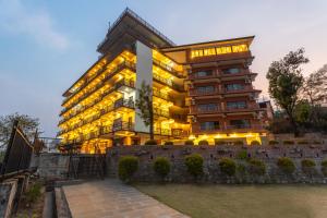 een groot gebouw met lichten ervoor bij Nagarkot Shangrila Resort in Nagarkot