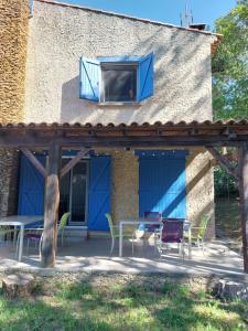 a patio with a table and chairs and a window at chambre dans villa in Marseille
