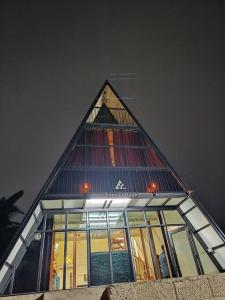 Eden Cottage في كوتشي: مبنى ذو سقف مثلثي ونوافذ زجاجية