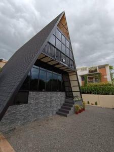 Eden Cottage في كوتشي: مبنى به شرفة في أعلاه +19 صورة