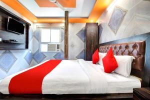 Postel nebo postele na pokoji v ubytování Krishna Palace Charbagh Lucknow By GRG