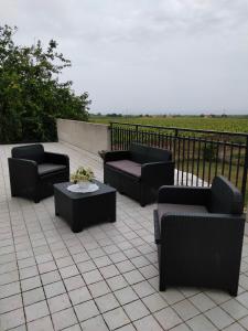 Un patio con sofás y una mesa de centro en un balcón. en Casa dei Nonni en Vasto