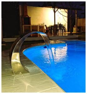 basen z fontanną w środku w obiekcie Casa Carmen con finca y piscina privada w mieście Cea