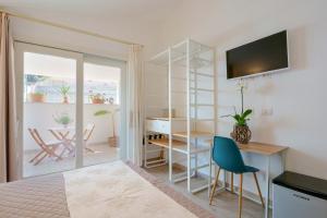 Habitación con escritorio y mesa con silla. en Domo Green House en Villasimius