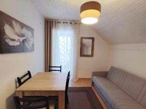 un salon avec une table et un canapé dans l'établissement Арartment IRENA, à Dobra Voda
