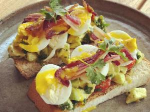 un plato de comida con huevos sobre tostadas en KEZA Home en Kigali