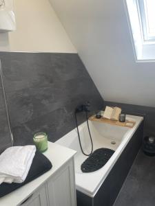 un bagno con vasca in mansarda di Ferien und Monteurwohnung a Saarbrücken Altre 27 foto