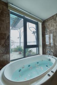 タムダオにあるGenuss Tam Dao - Hideaway Retreatsの窓のある部屋にある浴槽