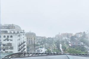 Blick auf eine Stadt von der Spitze eines Gebäudes in der Unterkunft Genuss Tam Dao - Hideaway Retreats in Tam Ðảo