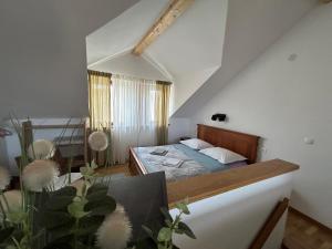 Dormitorio pequeño con cama en el ático en Guesthouse Fjaka, en Split