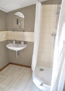 ein Bad mit einem Waschbecken, einem WC und einer Dusche in der Unterkunft Juodasis Kalnas in Juodkrantė
