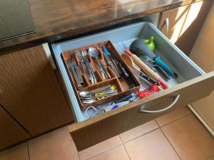 un tiroir rempli d'ustensiles de cuisine sur un comptoir de cuisine dans l'établissement Beach House close to Alicante and Airport - Apartamento Completo, à Santa Pola