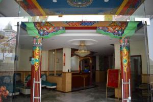 een grote kamer met een felgekleurde deuropening bij zoz f3 in Leh