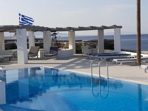 basen z widokiem na ocean w obiekcie Sea paradise villas - Seaside & private jacuzzi w mieście Oia