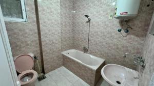 y baño con aseo, lavabo y bañera. en شقق وشاليهات بمدينة النورس, en Ismailía