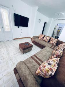 sala de estar con 2 sofás y TV de pantalla plana en شقق وشاليهات بمدينة النورس, en Ismailía