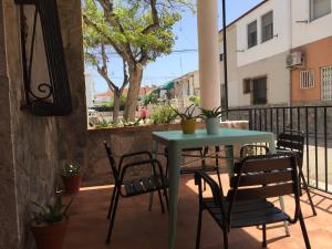 un tavolo e sedie seduti su un balcone con tavolo e sedie di Beach House close to Alicante and Airport - Apartamento Completo a Santa Pola