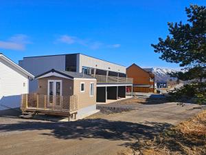 un edificio con un porche a un lado en Microhouse Leknes in Lofoten, en Leknes