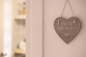 a wooden heart hanging on a wall with asale de barn at Cefalù, Lascari - Appartamento moderno vicino al mare in Lascari +37 photos