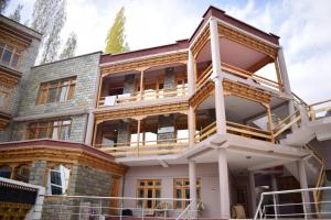een uitzicht op een huis met houten balkons bij zoz f3 in Leh