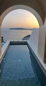 - une piscine avec vue sur l'océan dans l'établissement Pegasus Spa Hotel, à Imerovigli