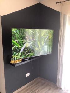 TV de pantalla plana en una pared negra en ZR9, en Zamárdi